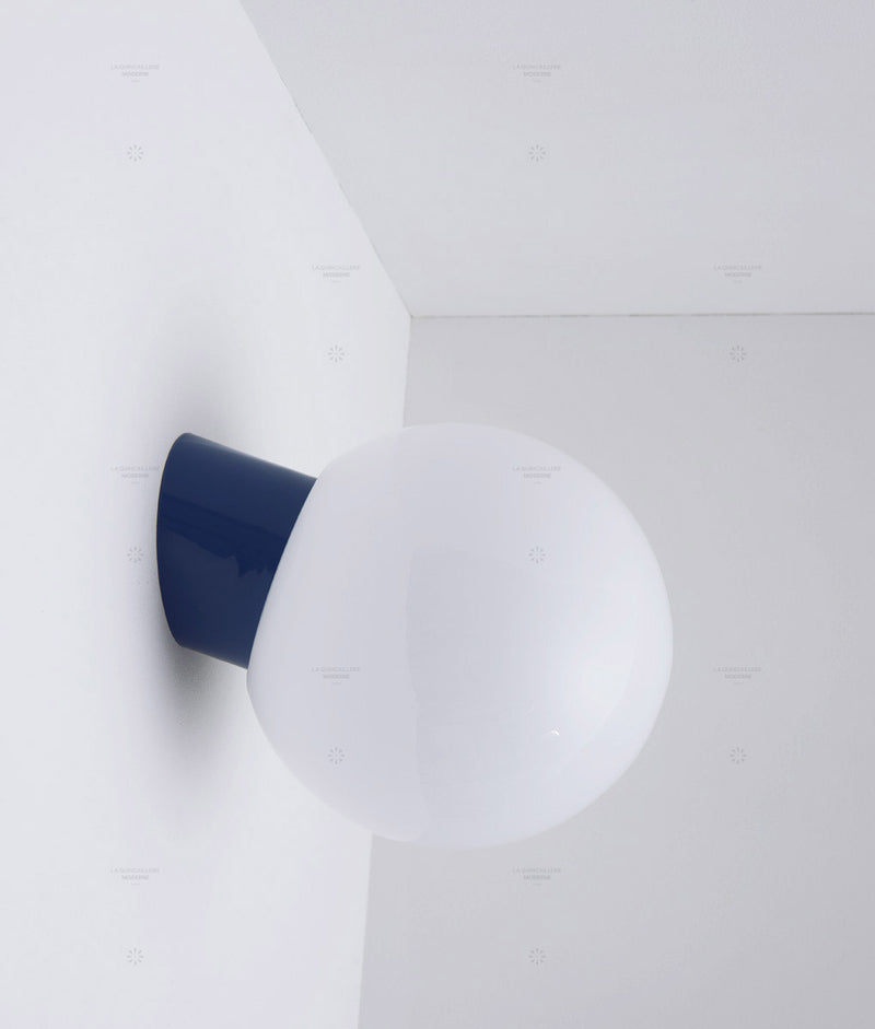 La Quincaillerie moderne - Applique / plafonnier "Bauhaus", bleu de prusse opaline blanche