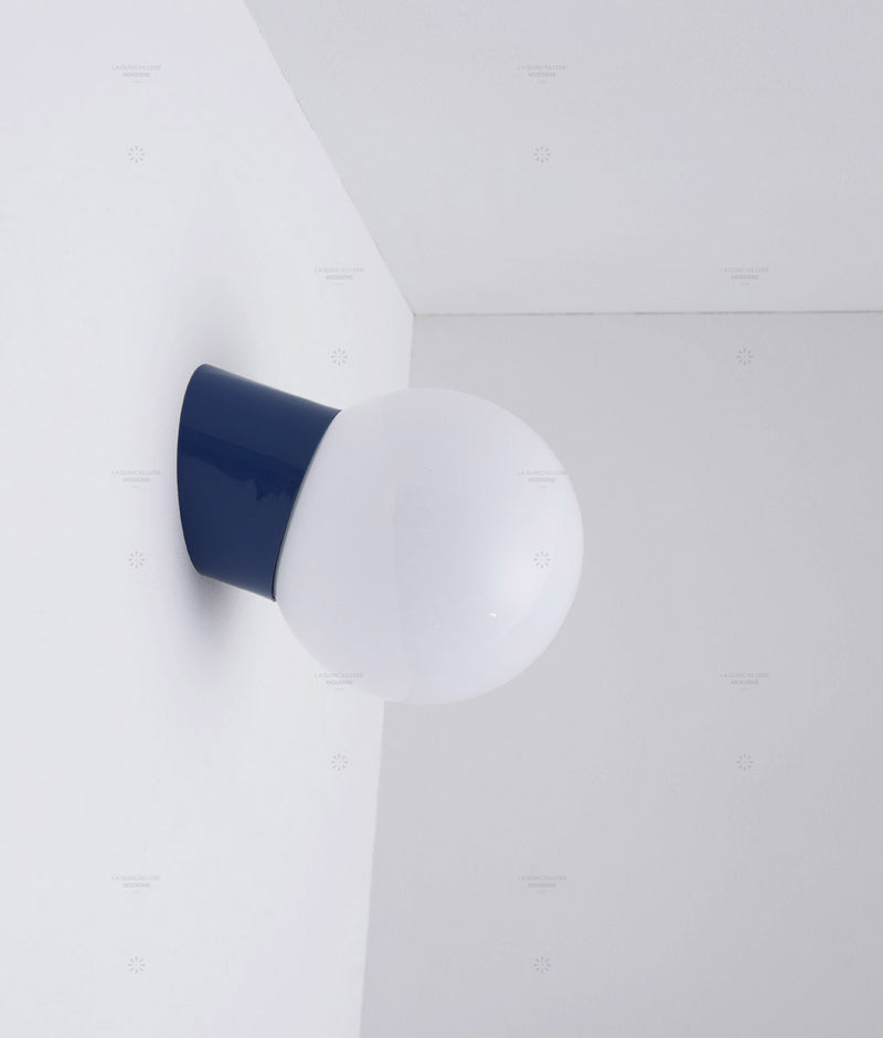 La Quincaillerie moderne - Applique / plafonnier "Bauhaus", bleu de prusse opaline blanche