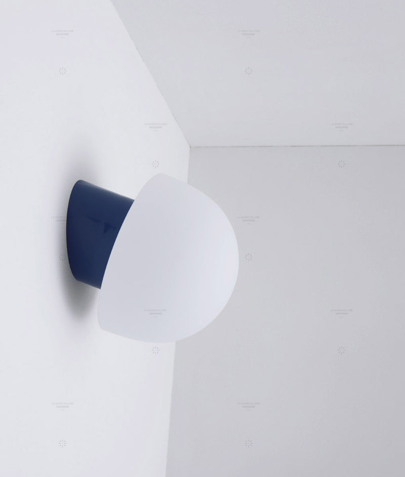 La Quincaillerie moderne - Applique / plafonnier "Bauhaus", bleu de prusse opaline blanche