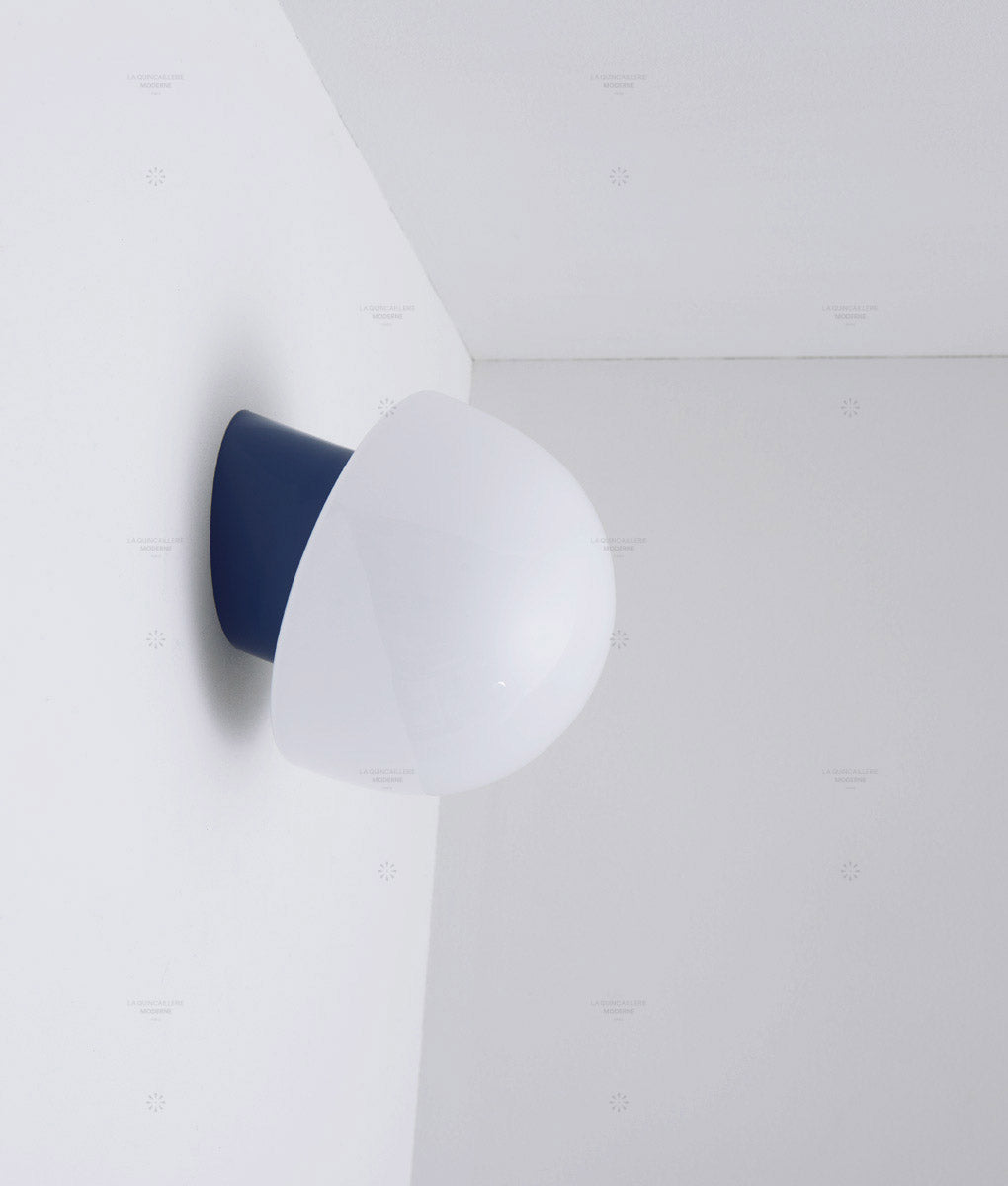 La Quincaillerie moderne - Applique / plafonnier "Bauhaus", bleu de prusse opaline blanche