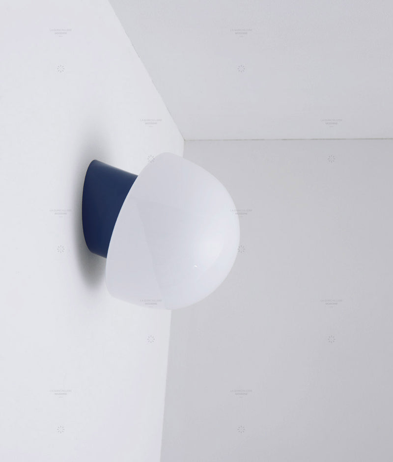 La Quincaillerie moderne - Applique / plafonnier "Bauhaus", bleu de prusse opaline blanche
