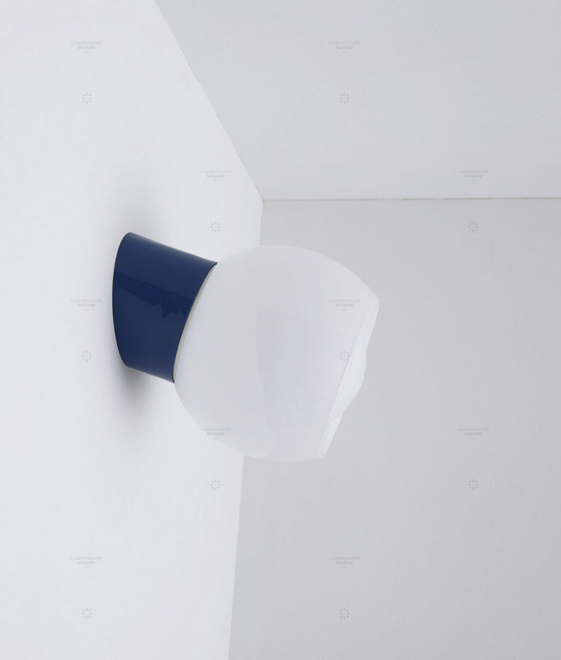 La Quincaillerie moderne - Applique / plafonnier "Bauhaus", bleu de prusse opaline blanche