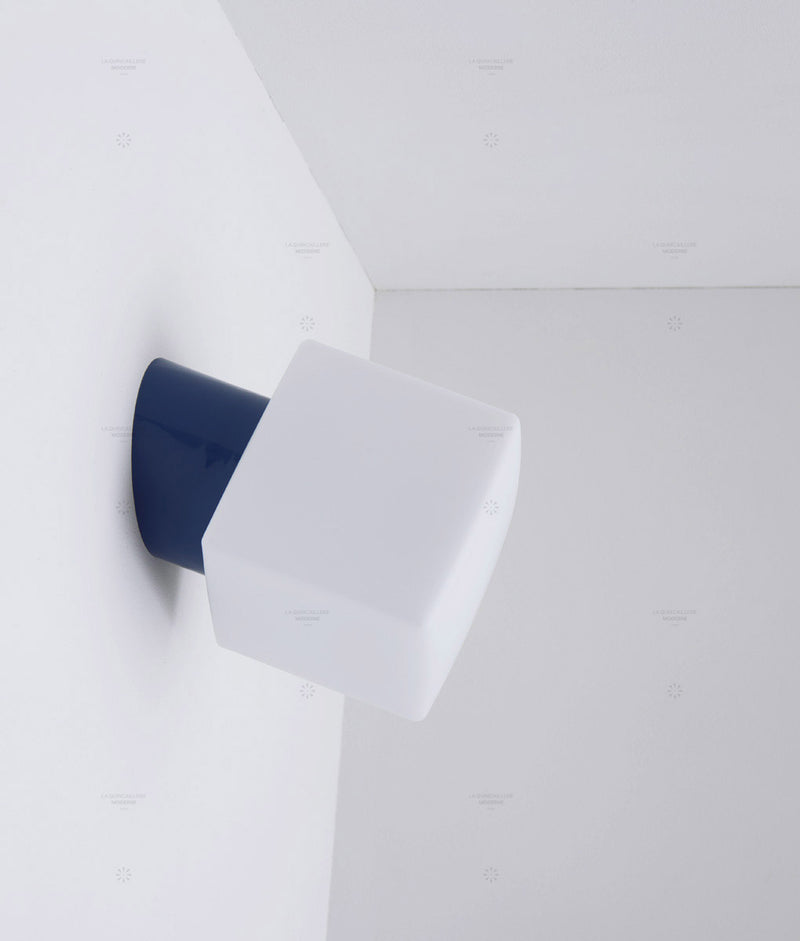 La Quincaillerie moderne - Applique / plafonnier "Bauhaus", bleu de prusse opaline blanche