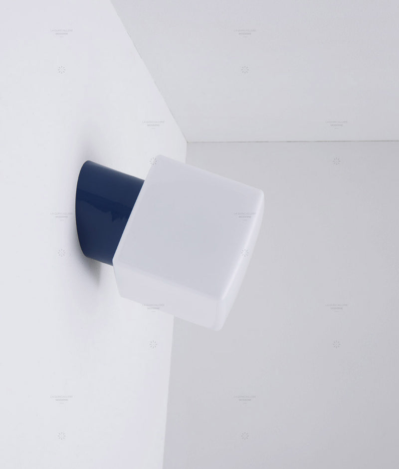 La Quincaillerie moderne - Applique / plafonnier "Bauhaus", bleu de prusse opaline blanche