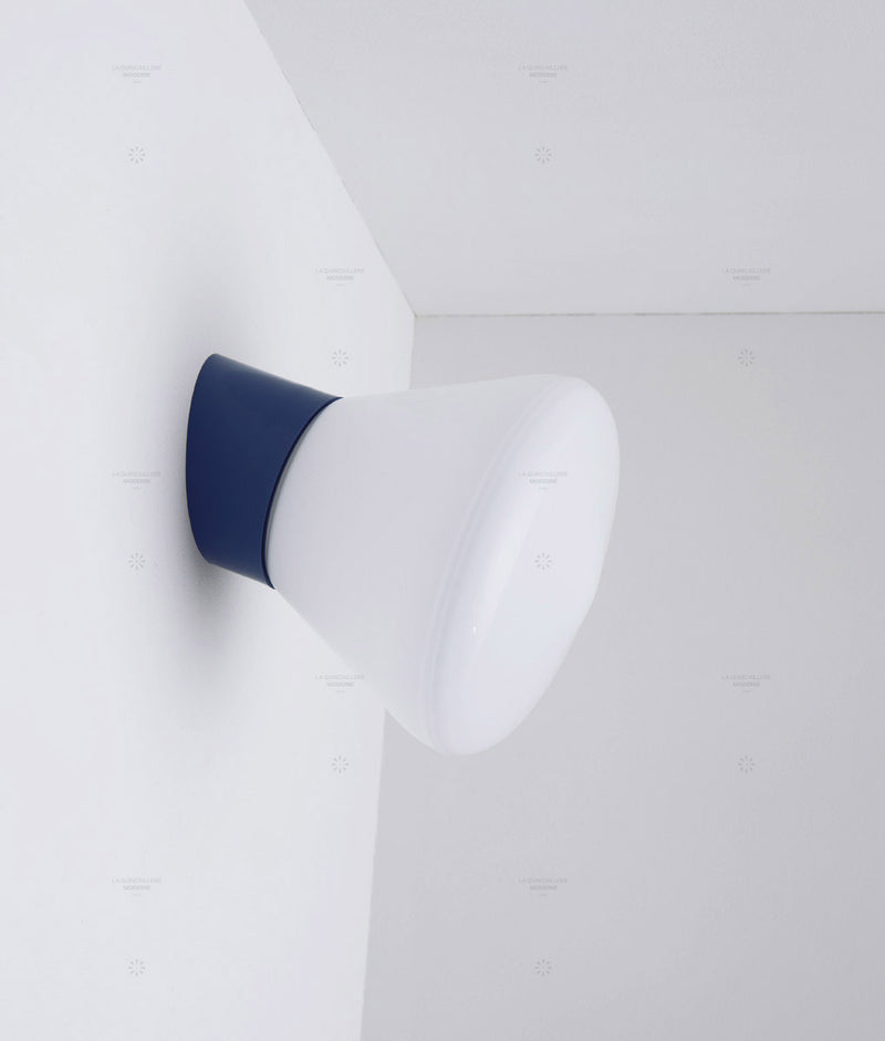 La Quincaillerie moderne - Applique / plafonnier "Bauhaus", bleu de prusse opaline blanche