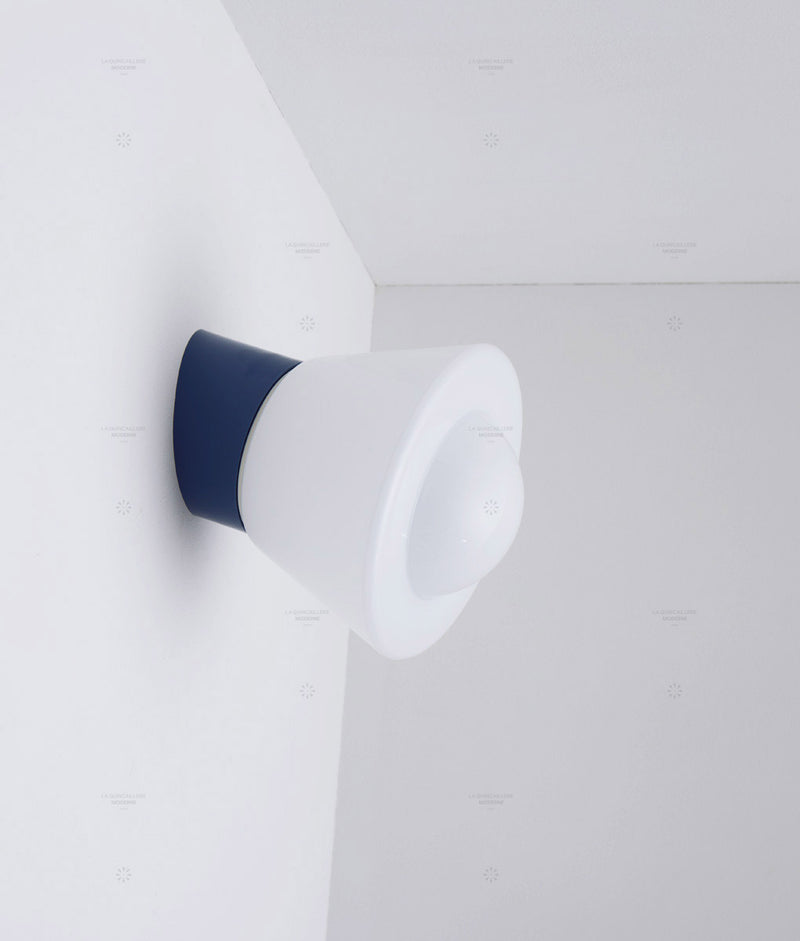 La Quincaillerie moderne - Applique / plafonnier "Bauhaus", bleu de prusse opaline blanche