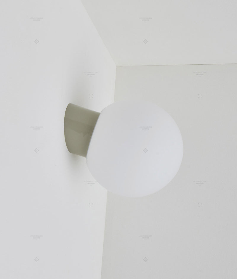 La Quincaillerie moderne - Applique / plafonnier "Bauhaus", gris perle opaline blanche