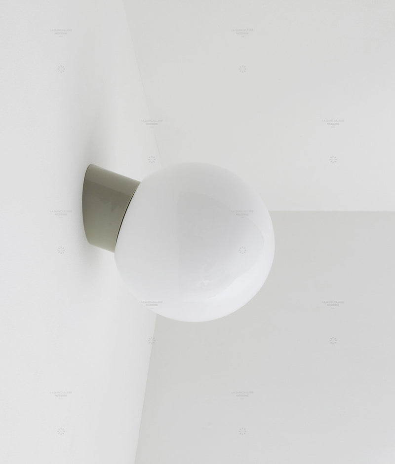 Applique inclinée "Bauhaus" gris perle, verrerie boule, grand modèle