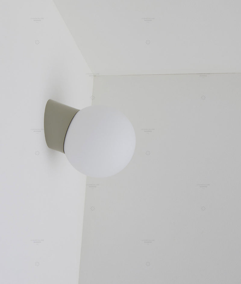 La Quincaillerie moderne - Applique / plafonnier "Bauhaus", gris perle opaline blanche