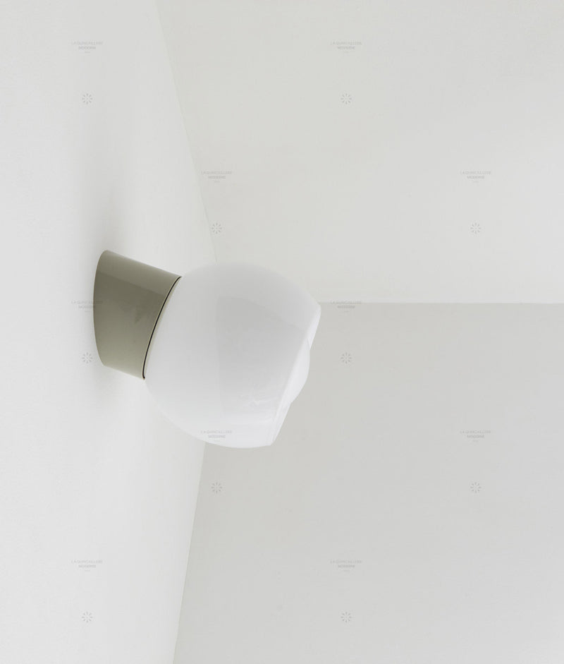 La Quincaillerie moderne - Applique / plafonnier "Bauhaus", gris perle opaline blanche