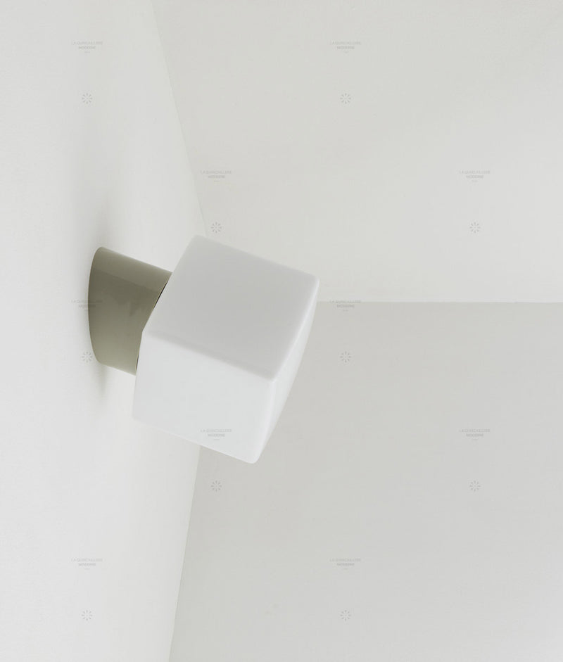La Quincaillerie moderne - Applique / plafonnier "Bauhaus", gris perle opaline blanche