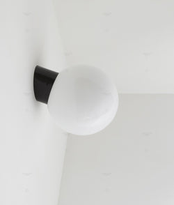 Applique inclinée "Bauhaus" noire, verrerie boule, grand modèle