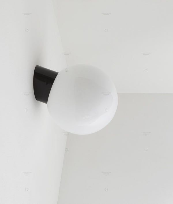 Applique inclinée "Bauhaus" noire, verrerie boule, grand modèle