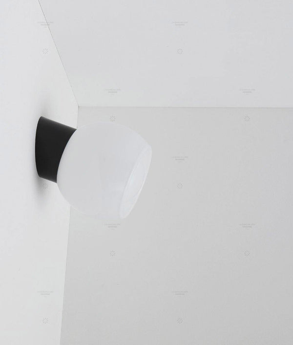 Applique "Bauhaus" inclinée noire, verrerie opaline corolle 