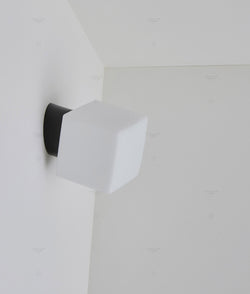 La Quincaillerie moderne - Applique / plafonnier "Bauhaus", noir opaline blanche