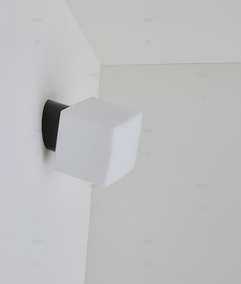 La Quincaillerie moderne - Applique / plafonnier "Bauhaus", noir opaline blanche