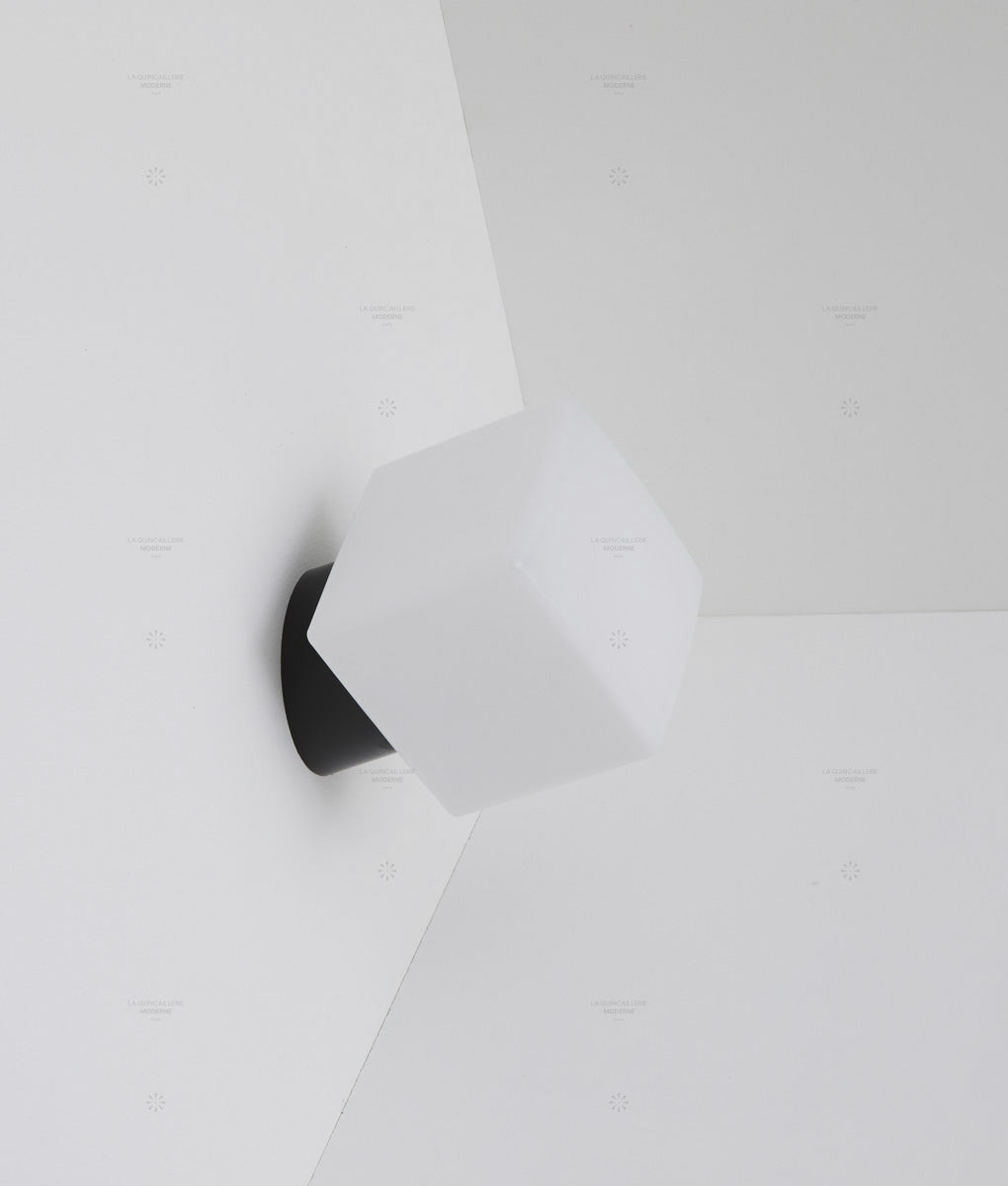 La Quincaillerie moderne - Applique / plafonnier "Bauhaus", noir opaline blanche