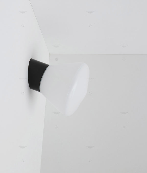 Applique "Bauhaus" inclinée noire, verrerie opaline pointe 