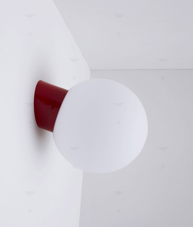 La Quincaillerie moderne - Applique / plafonnier "Bauhaus", rouge coquelicot opaline blanche