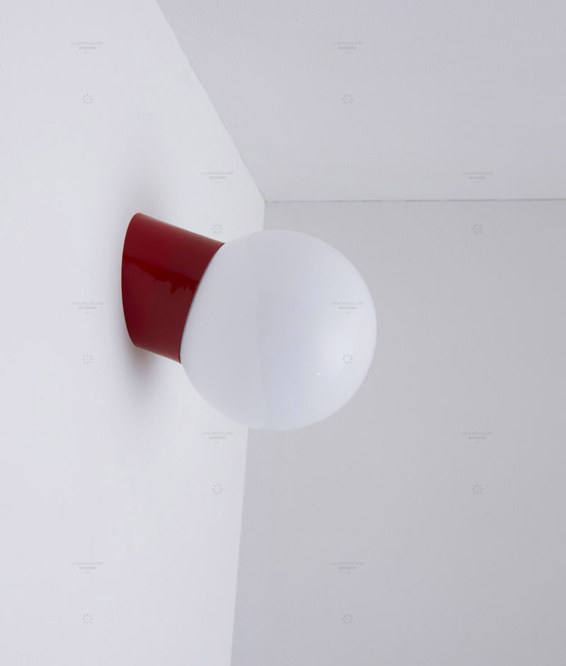 La Quincaillerie moderne - Applique / plafonnier "Bauhaus", rouge coquelicot opaline blanche
