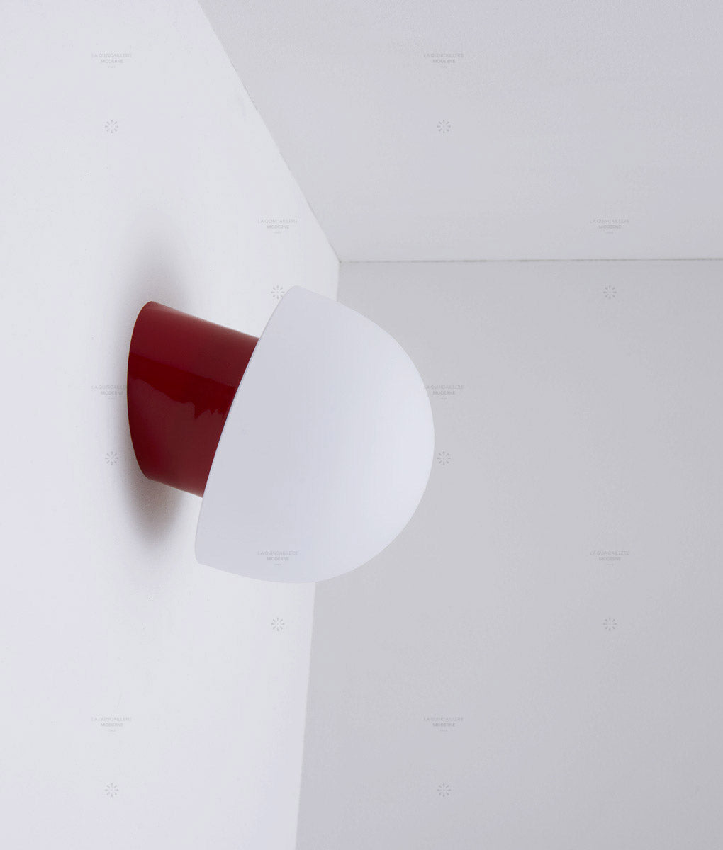 La Quincaillerie moderne - Applique / plafonnier "Bauhaus", rouge coquelicot opaline blanche