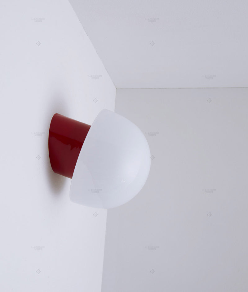 La Quincaillerie moderne - Applique / plafonnier "Bauhaus", rouge coquelicot opaline blanche