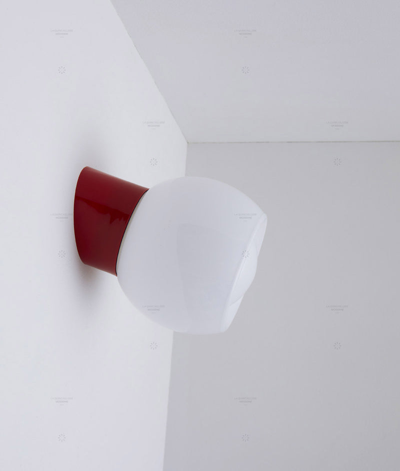La Quincaillerie moderne - Applique / plafonnier "Bauhaus", rouge coquelicot opaline blanche