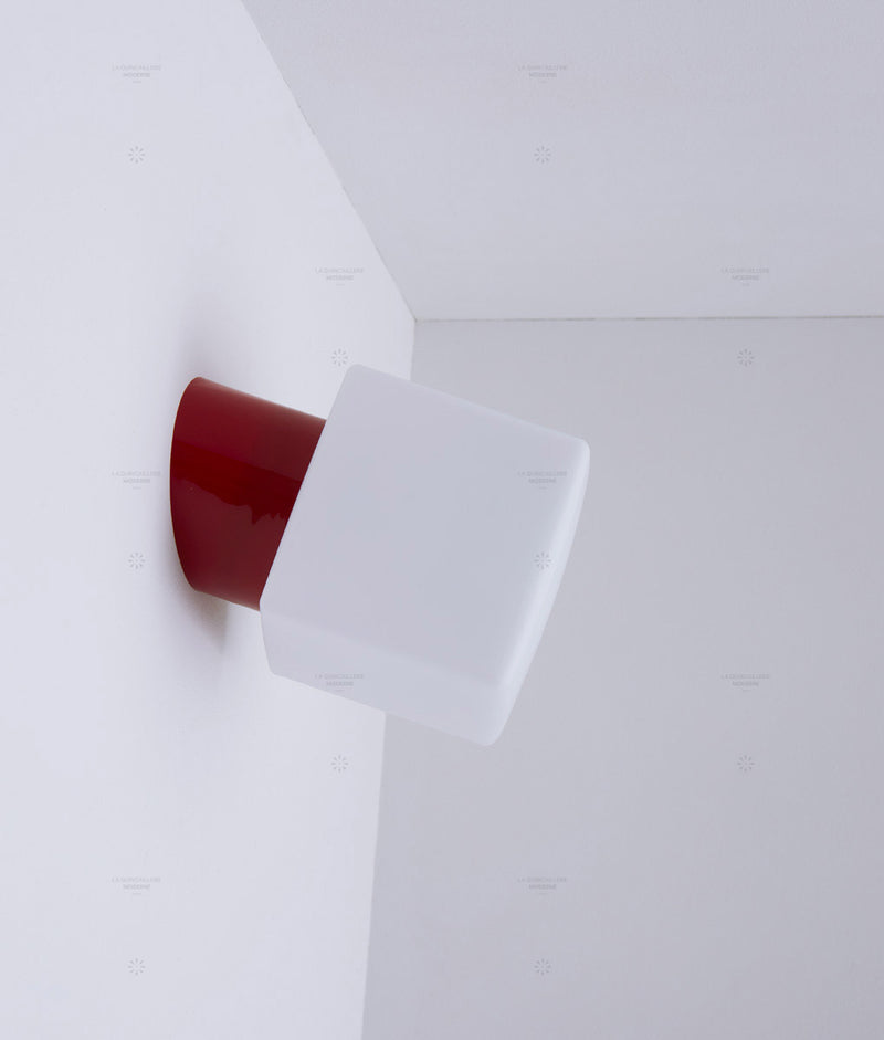 La Quincaillerie moderne - Applique / plafonnier "Bauhaus", rouge coquelicot opaline blanche
