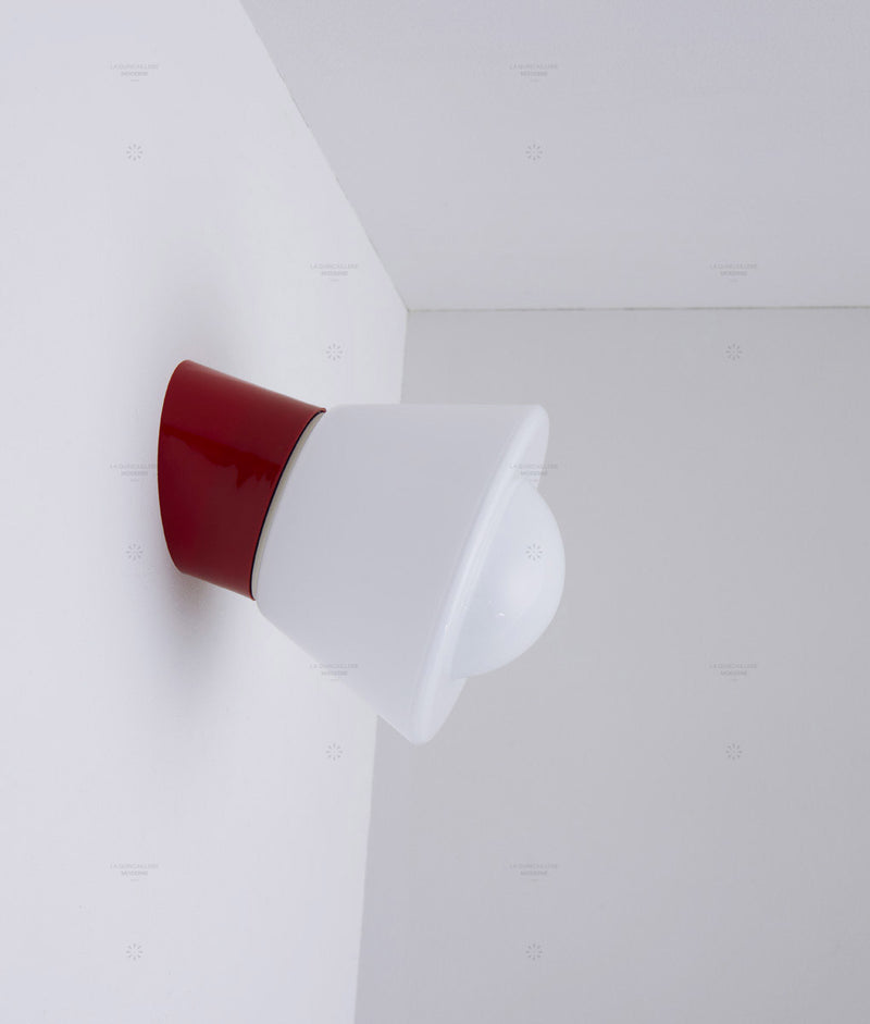 La Quincaillerie moderne - Applique / plafonnier "Bauhaus", rouge coquelicot opaline blanche