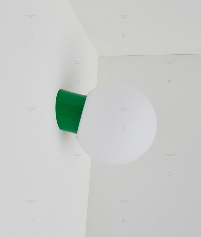La Quincaillerie moderne - Applique / plafonnier "Bauhaus", vert prairie opaline blanche
