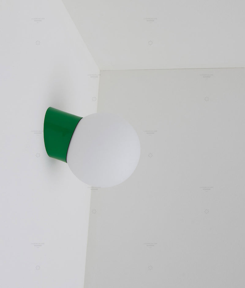La Quincaillerie moderne - Applique / plafonnier "Bauhaus", vert prairie opaline blanche