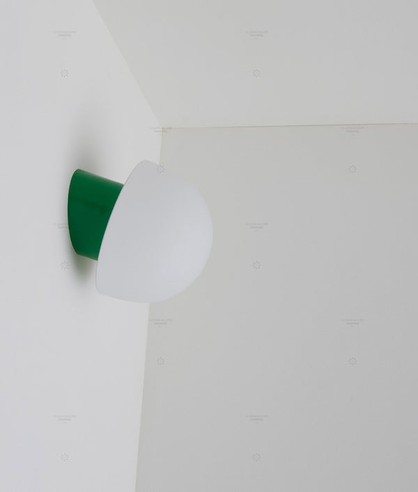 La Quincaillerie moderne - Applique / plafonnier "Bauhaus", vert prairie opaline blanche