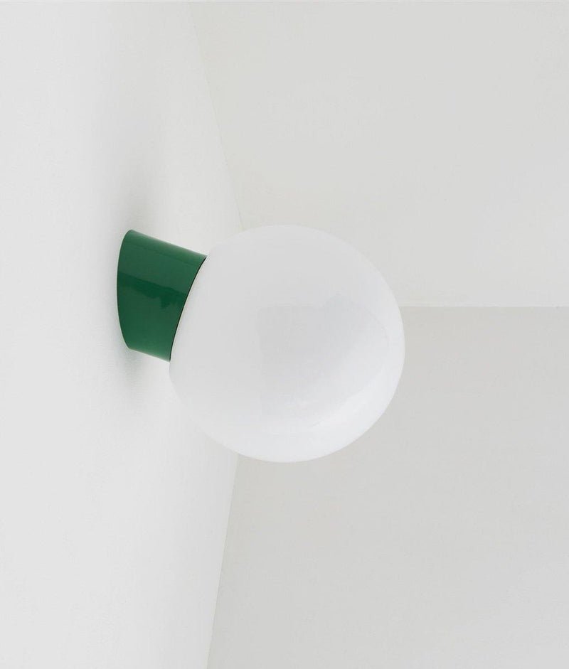 Applique inclinée "Bauhaus" vert prairie, verrerie boule, grand modèle