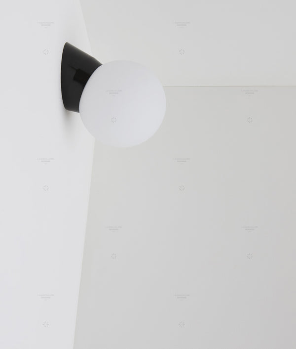 Applique "classique", boule opaline mate, petit modèle, noir bakélite, La Quincaillerie moderne