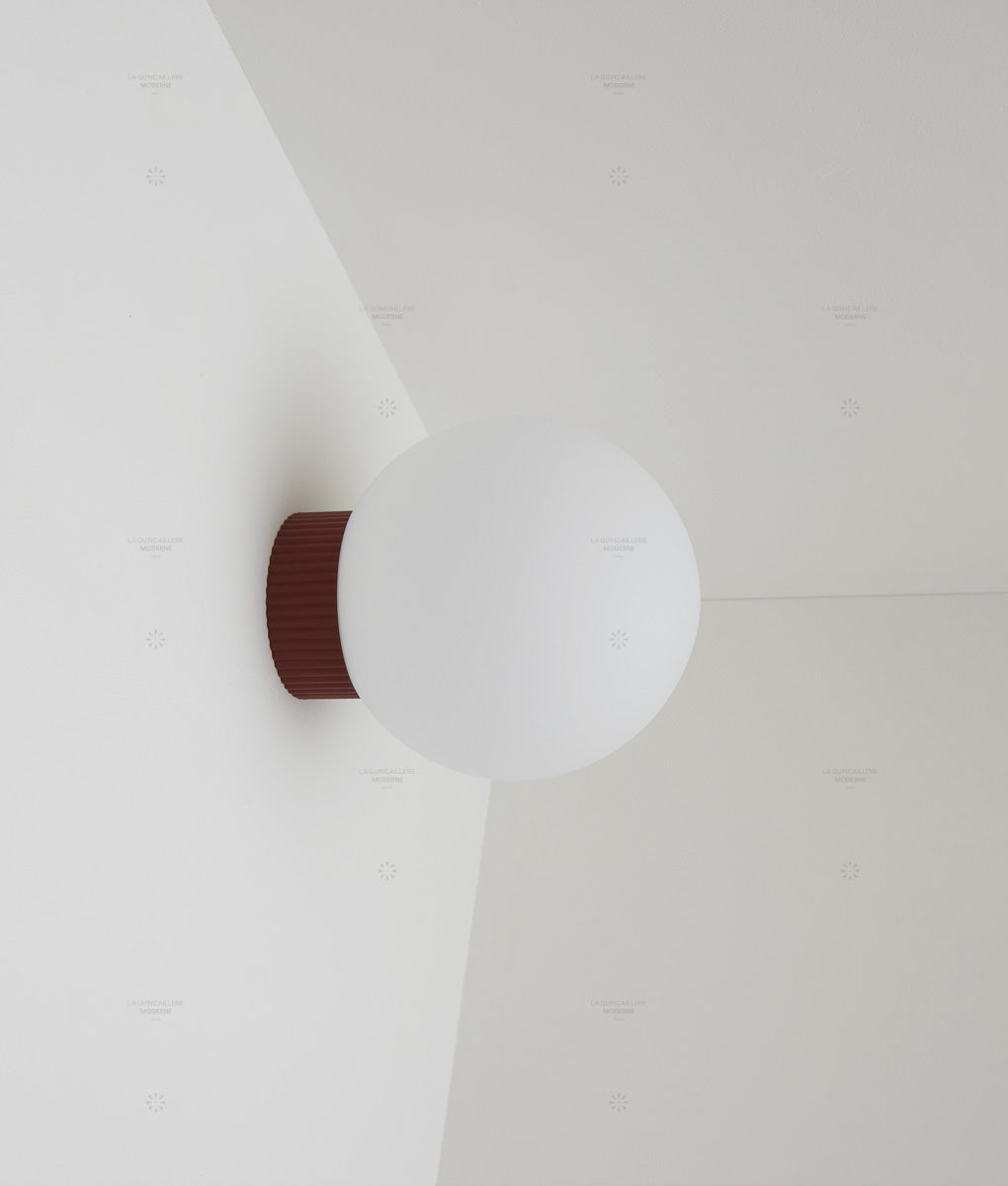 Applique "Colonnade", base à fines cannelures, verrerie boule mate, grand modèle, bordeaux