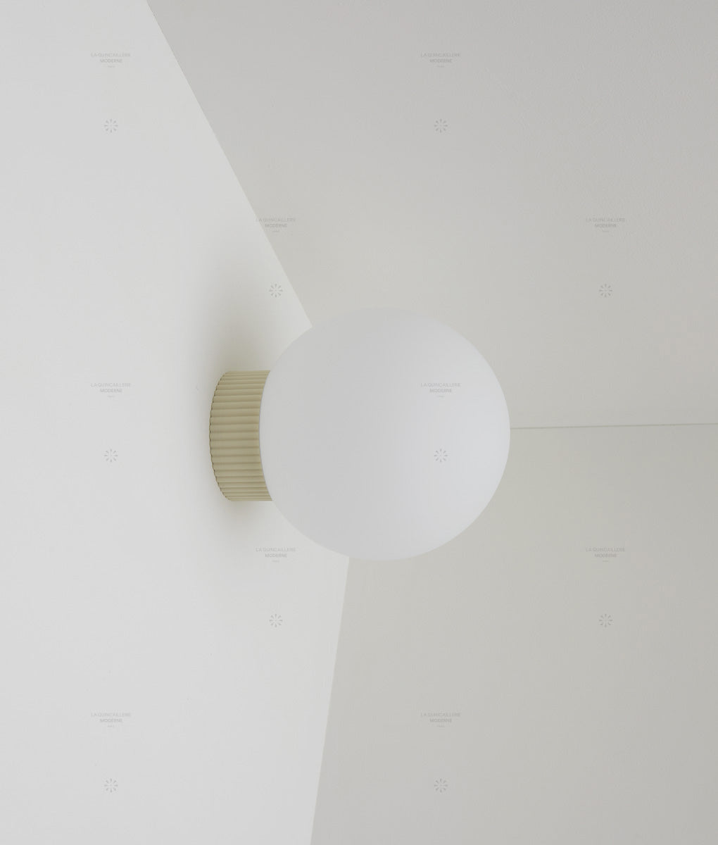 Applique "Colonnade", base à fines cannelures, verrerie boule mate, grand modèle, crème