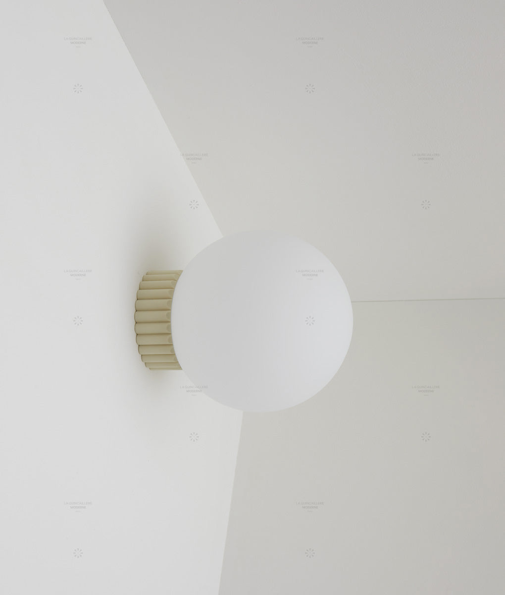 Applique "Colonnade", base à larges cannelures, verrerie boule mate, grand modèle, crème