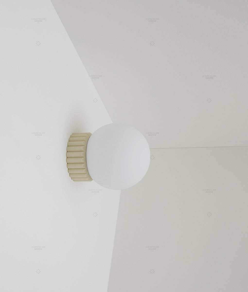 Applique "Colonnade", base à larges cannelures, verrerie boule mate - La Quincaillerie moderne