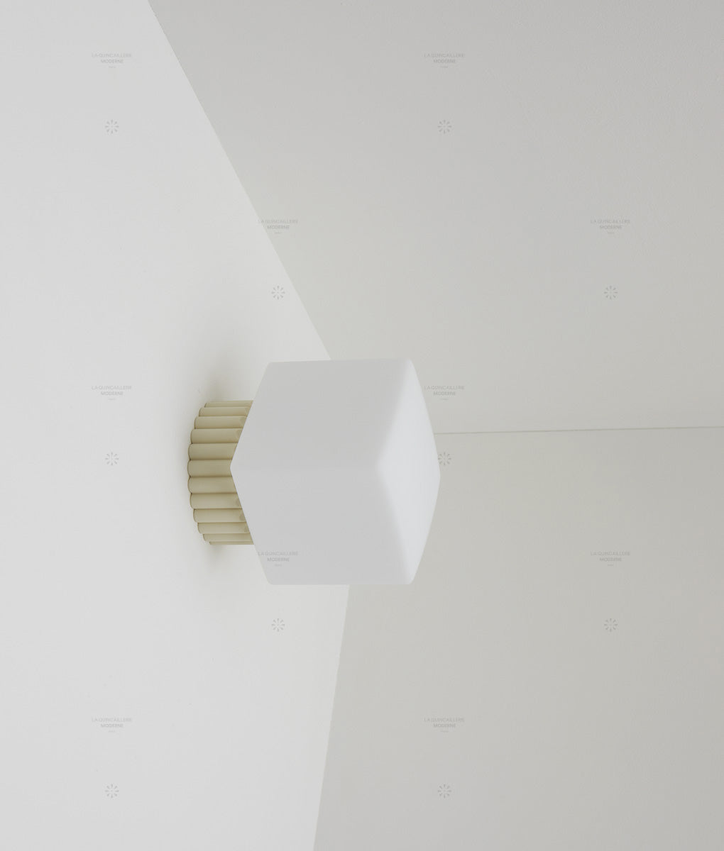 Applique "Colonnade", base à larges cannelures, verrerie "cube" mate, crème