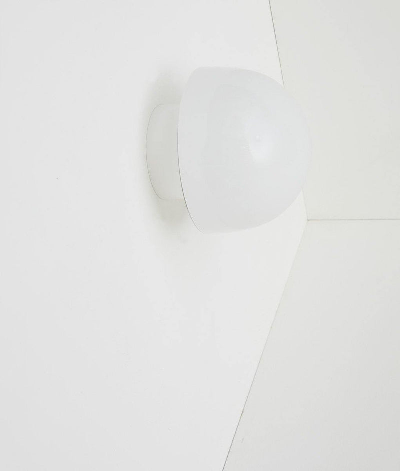 Applique "Bauhaus" droite blanche, verrerie opaline champignon