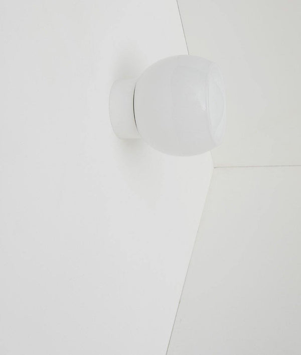 Applique "Bauhaus" droite blanche, verrerie opaline corolle