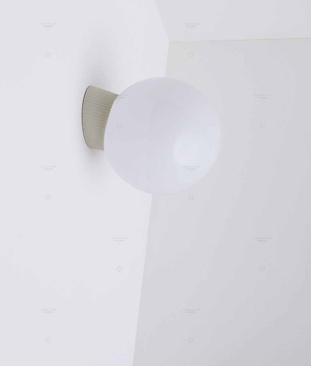 Applique inclinée en porcelaine émaillée "Grège", base à fines cannelures, verrerie boule satinée, grand modèle