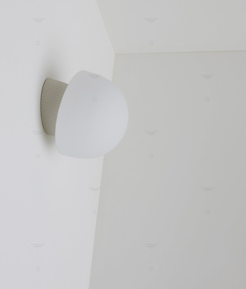 La Quincaillerie moderne - Applique en "Grège"en porceleine, verrerie opaline