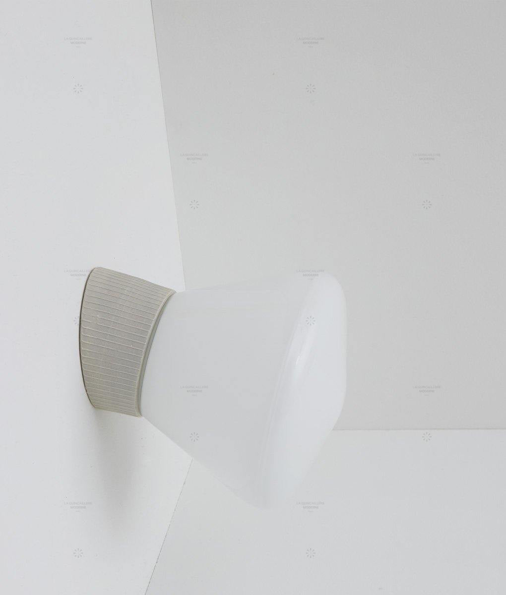 Applique inclinée en porcelaine industrielle "Grège", base à fines cannelures, verrerie "pointe" satinée