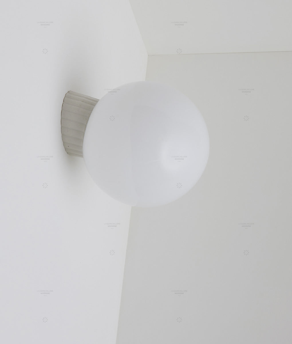 Applique inclinée en porcelaine émaillée "Grège", base à larges cannelures, verrerie boule satinée, grand modèle