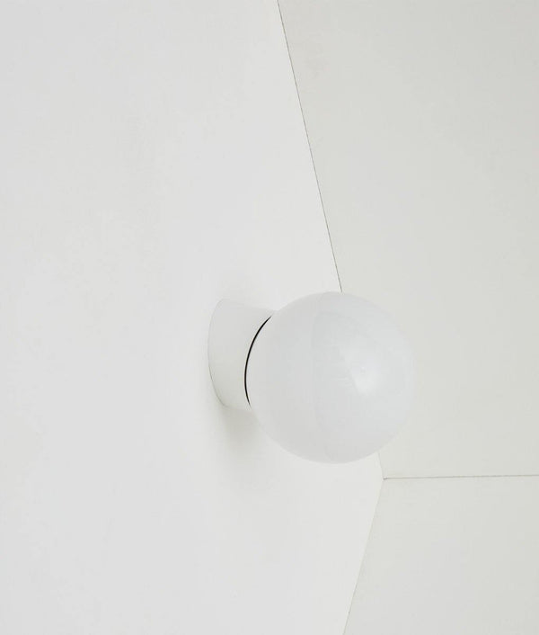 Applique plafonnier inclinée "Bauhaus" blanche, verrerie opaline boule