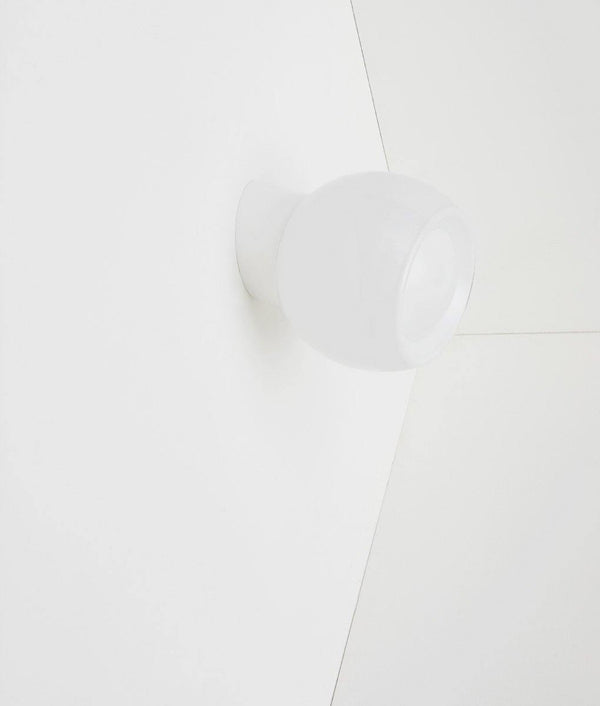 Applique "Bauhaus" inclinée blanche, verrerie opaline corolle 