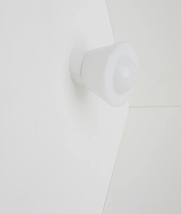 Applique "Bauhaus" inclinée blanche, verrerie opaline toque