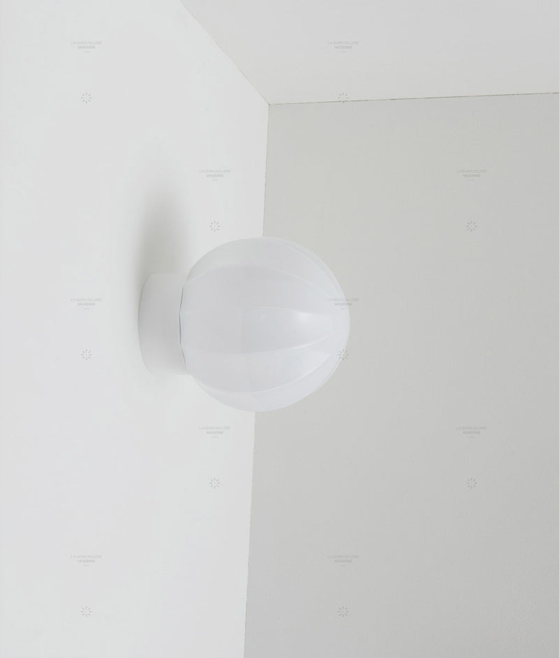 La Quincaillerie moderne - Applique "Movida" droite, blanc opaline blanche