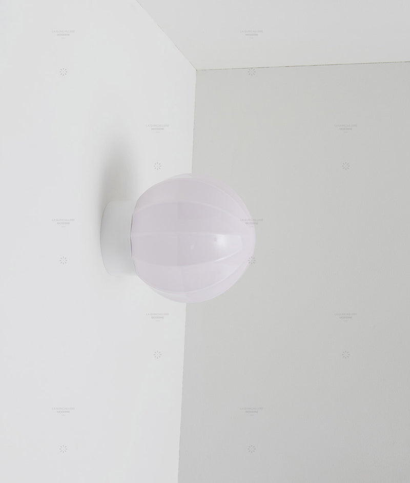 La Quincaillerie moderne - Applique "Movida" droite, blanc opaline rose très pâle